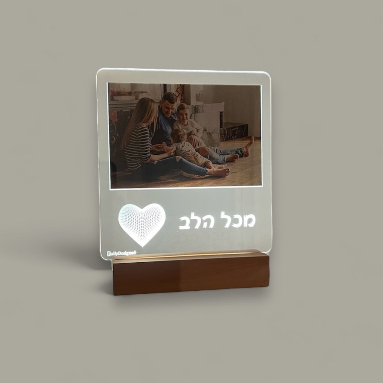 מסגרת לד מכל הלב